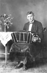 083 0007 Ernst Gloede mit dem Bandonium