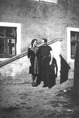 083 0013 Ernst und Lydia Gloede vor ihrem Haus im Jahre 1931