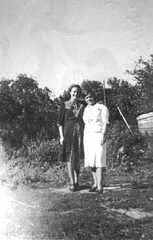 083 0015 Lydia Gloede mit Lene Mueller aus Koeln 1944