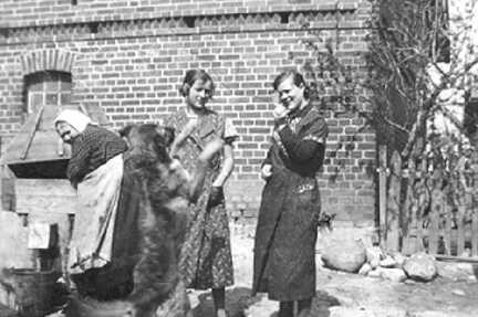 083 0018 Lydia Gloede rechts mit Trude Weinberger ihrer Schwiegermutter und dem Hund Flocki