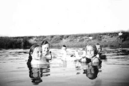 083 0023 Beim Baden von links Elfriede Neumann Frau Goldau Gerda Mallasch und Christel Bunzel