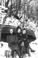 083 0024 An der Alle von links Waltraud Hochmuth Ruth Riemann und Elfriede Neumann