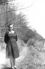 083 0025 Elfriede Neumann am Ufer der Alle