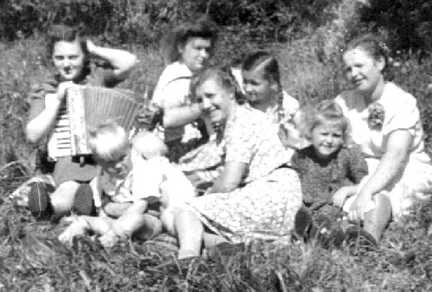 083 0026 Richauer Jugend von links Elfriede Neumann Waltraud Rahn Ingrid Topat Gerda Mallasch Ingo Schmeer und Waltraud Hochmuth