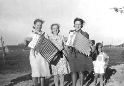 083 0028 Wir machen Musik von links Gerda Mallasch Waltraud Hochmuth Elfriede Neumann und Ingo Schmeer