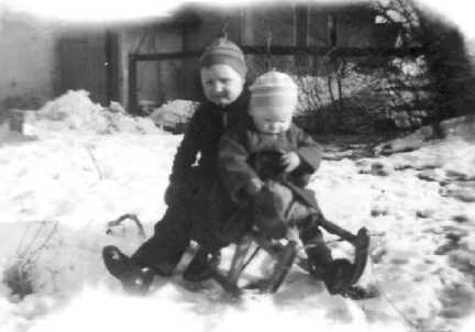 083 0035 Die Geschwister Ingo und Eberhard Schmeer aus Richau im ostpreussischen Winter