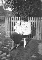 083 0037 Else Rehberg geb Bohlien mit Tochter Sabine im Jahre 1942