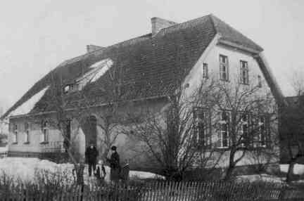083 0050 Richauer Schulhaus im Winter 1930 31 Im Bild die Familie Lehrer Klein