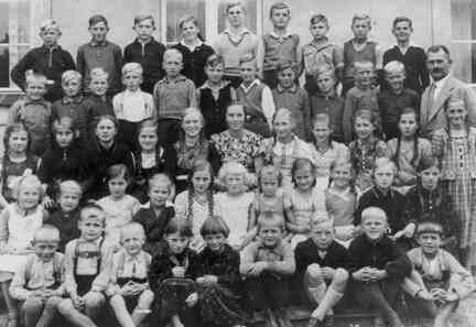 083 0053 Schulklasse Richau mit Lehrer Emil Klein im Jahre 1936