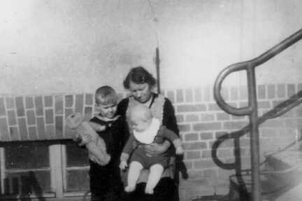 083 0056 Oma Koehn mit Dieter und Dorothea Stein im Jahre 1941