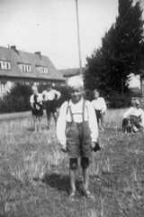 083 0057 Fredi Stein im Jahre 1944 Das Haus im Hintergrund war Fredis Zuhausae bis 1945