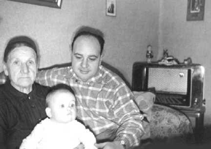 083 1001 Nach 1945 Willi Neumann mit Grossmutter und seiner kleinen Tochter Monika