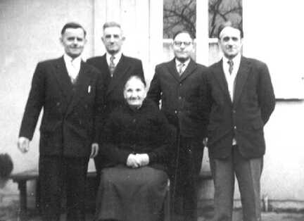 083 1003 Nach 1945 Otto Neuman zweiter von links mit Mutter und Bruder