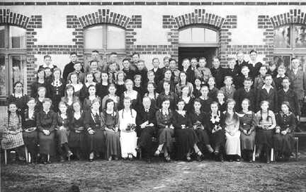084 0001 Konfirmation 1935 in Schirrau Unter den jungen Konfirmanden auch Gertrud Kraenzlein geb Wilkeneit