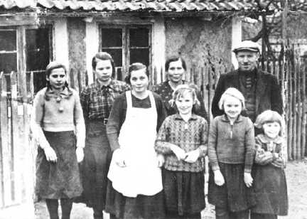 084 0003 Familie Wilkeneit aus Ringlacken die Eltern Martha und Rudolf und die Kinder Lisbeth Gertrud Gerda Hildegard Elli und Helene