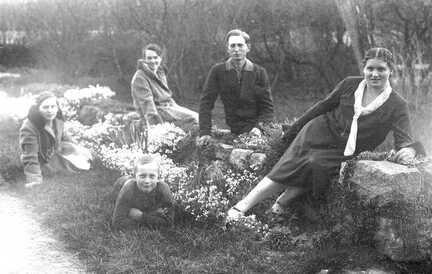 085 0002 Im Park von Rockeimswalde Berta Meyer Lieschen und Willi Meyer der Sohn vom Kaemmerer Franz Meyer