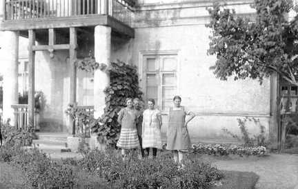 085 0003 Vorm Gutshaus von links Berta und Lieschen Meyer und die Koechin