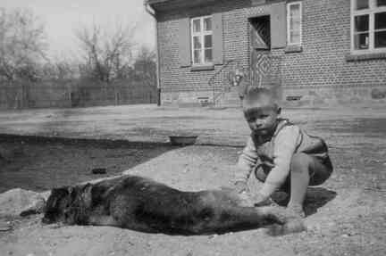 085 0029 Reinhard Weiss mit Hund auf dem Schulhof