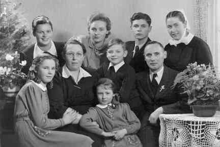 085 1006 Silberhochzeit am 23 12 195 1 Richard und Elma Weiss mit ihren Kindern