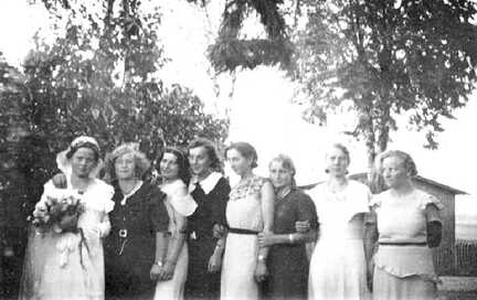 086 0003 Hochzeit der Schwester Lina Mielke 1935 Lina mit ihren Freundinnen aus Roddau