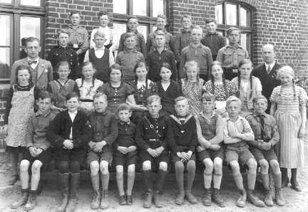 086 0006 1937 in der Schule Roddau Perkuiken Die Klasse mit den Lehrern Gesewski und Willi Neubert