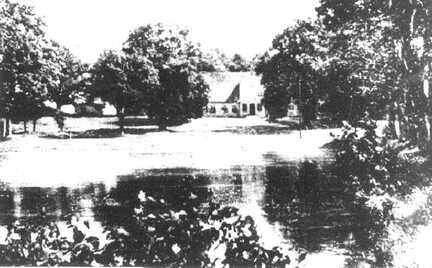 086 0007 Blick ueber den Teich und durch den Park auf das Gutshaus