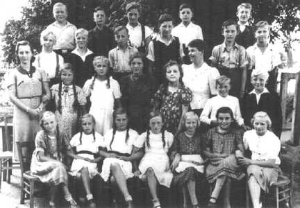 086 0008 Schueler der Volksschule Roddau Perkuiken um 1940 41 mit Ihrern Lehrerinnen Frl Krause und Frau Gesewski