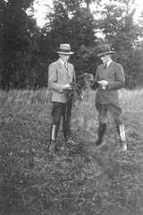 086 0023 elmut Weinz und Willi Glanert Beim Sonntagsspaziergang wird das Heu geprueft