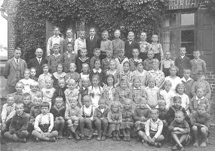 086 0025 Klassenbild der Volksschule Roddau Perkuiken 1932 mit den Lehrern Boeck und Niederlaender
