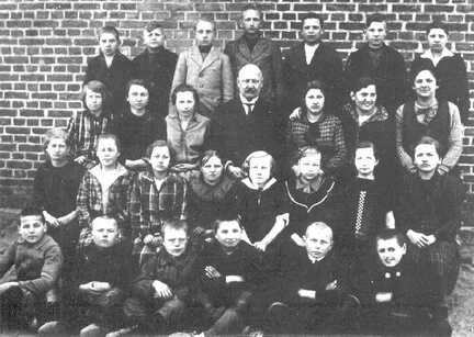 086 0027 Klassenbild der Volksschule Roddau Perkuiken im Jahre 1927 28 mit Lehrer Niederlaender