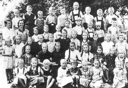 086 0028 Klassenbild der Volksschule Roddau Perkuiken 1940 41