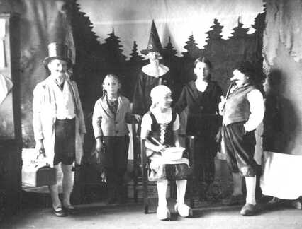 086 0029 Theaterauffuehrung in der Volksschule Roddau Perkuiken