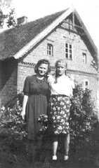 086 0033 Teilansicht vom Wohnhaus des Landwirts Jakob Hebstreit Mit weisser Bluse Tochter Waltraud