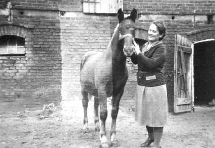 086 0040 Roddau Perkuiken Frieda Templin im elterlichen Hof mit dem Fohlen Roland