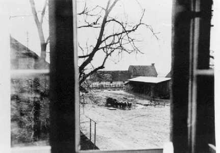086 0045 Blick aus dem Fenster des Gutshauses Perkuiken auf den Hof