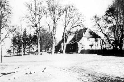 086 0046 Das Gutshaus von der Giebelseite