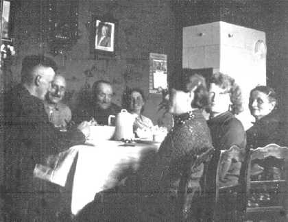 086 0050 Am 20 05 1935 im Wohnzimmer von Templin in Roddau Perkuiken