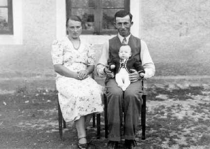 086 0055 Familie Wilhelm Schneider mit Sohn Siegfried im August 1939 in Roddau Perkuiken