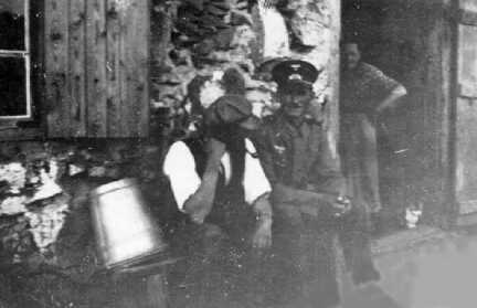 086 0057 Oma Weber in der Tuere vom Muehlenhaus auf Gut Perkuiken Mit der Pfeife Emanuel Haering und in Uniform der damalige Kaemmerer Posingies