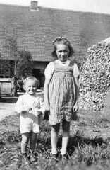 086 0058 Pfingsten in Perkuiken auf Gut Hugo Geil Im Bild die Geschwister Christel und Rudolf Haering vor dem Muehlenhaus