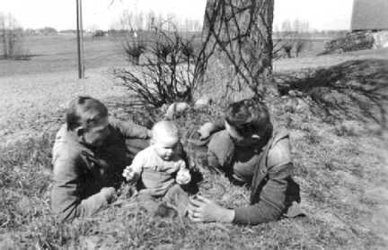 086 0061 Im April 1943 auf Gut Hugo Geil Perkuiken Erich Naujok Rudolf Haering und Wilhelm Haering Im Hintergrund rechts das Muehlenhaus