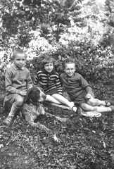 087 0001 Romau 1930 Die Geschwister Stoermer mit ihrem Hund