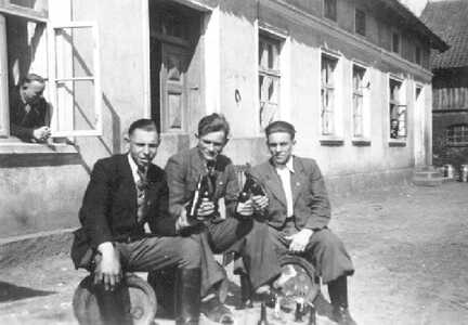 087 0007 Drei Freunde vor dem Haus Stoermer Hans Stoermer gefallen im Juli 1944 Heinz Broyer gestorben 1998 Walter Gedaschke vermisst