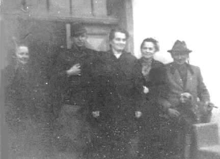 087 0009 Die Familie vor der Haustuer Erich und Helene Stoermer Erna Wagner geb Augustin Gert Stoermer gefallen im Maerz 1943 und Berta Pawlowski