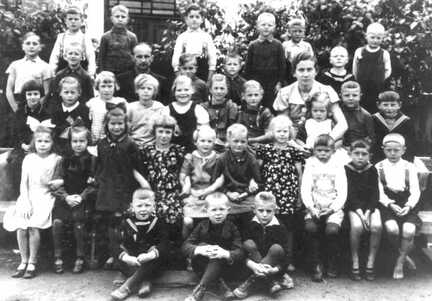 087 0016 Klassenbild der Volksschule Romau mit Lehrer Wolk Schueler der Orte Imten und Romau