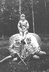 088 0002 Auf dem Bismark Stein in der Revierfoersterei Rosenfelde Die drei Forstlehrlinge Walter Grigull Walter Ritter und Fritz Davideit im Jahre 1919