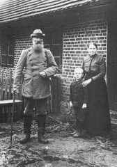 089 0014 Foersterehepaar Fritz Schmidt mit Enkel Walter Deutschmann im Jahre 1917 im Forsthaus Pelohnen Sanditten