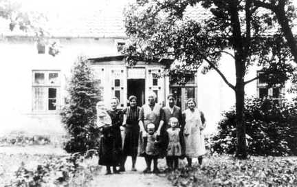 089 0016 Bauernhof Fritz Schulz Sanditten Ortsteil Schaberau Auf dem Bild Grossmutter mit Baby Mutter Kinder und Gesinde