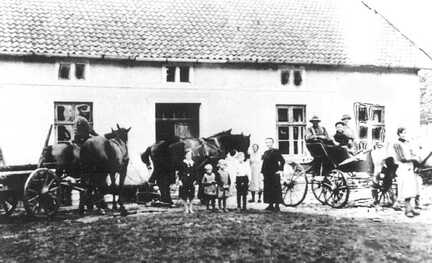 089 0017 Die Familie Fritz Schulz auf dem Hof ihres Hauses mit Pferden und Wagen
