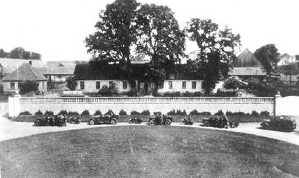 089 0020 Blick vom Schloss auf das Wohnhaus des Gutsinspektors